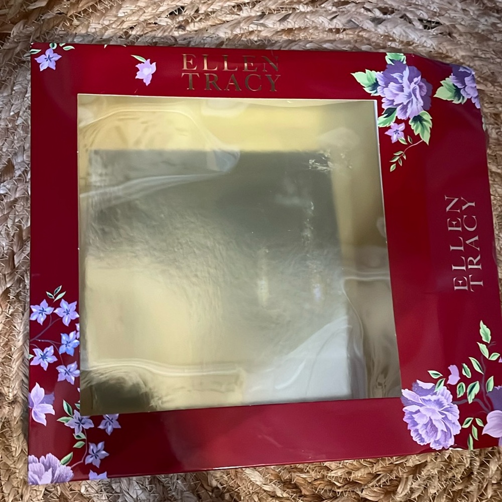 Ellen Tracy brand new in box perfume & lotion set